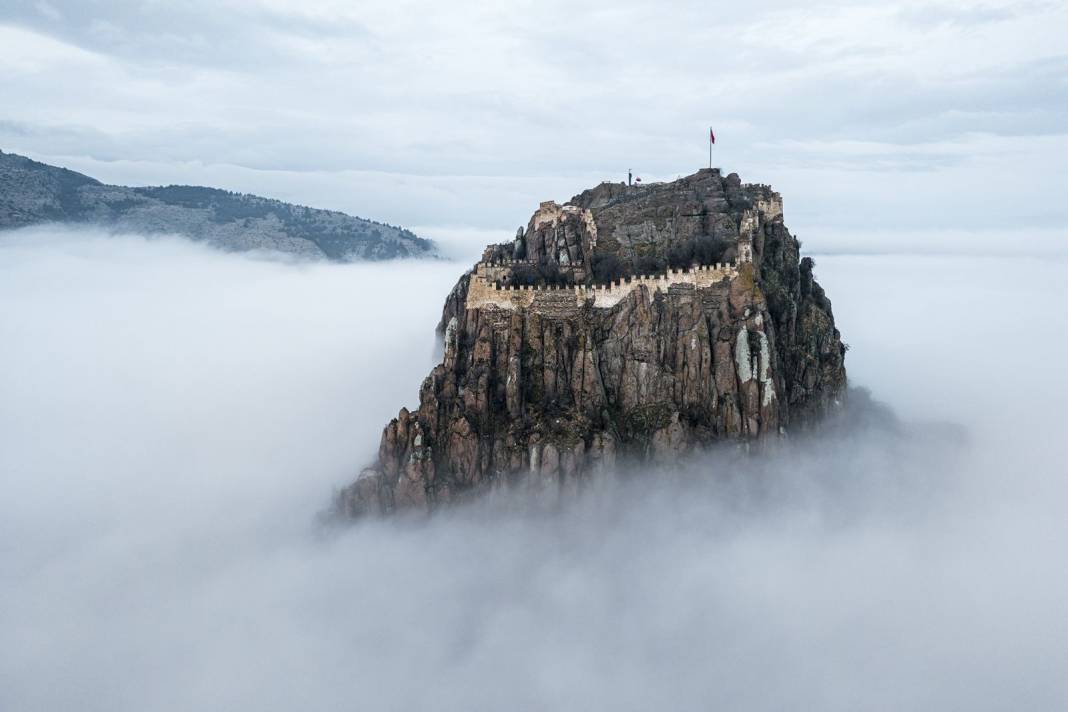 Yüzüklerin Efendisi sahnesi değil, burası Türkiye! Şehir kayboldu, tarihi kale 'Gökyüzü Adası'na dönüştü 3